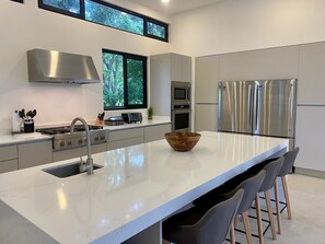 Refrigerador, microondas, horno, placa de cocina