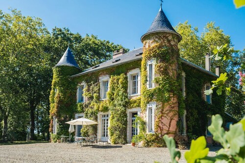 Chateau Bellevue - Eight Bedroom Castle, Sleeps 16