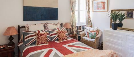 8 bedrooms, desk, iron/ironing board, Internet