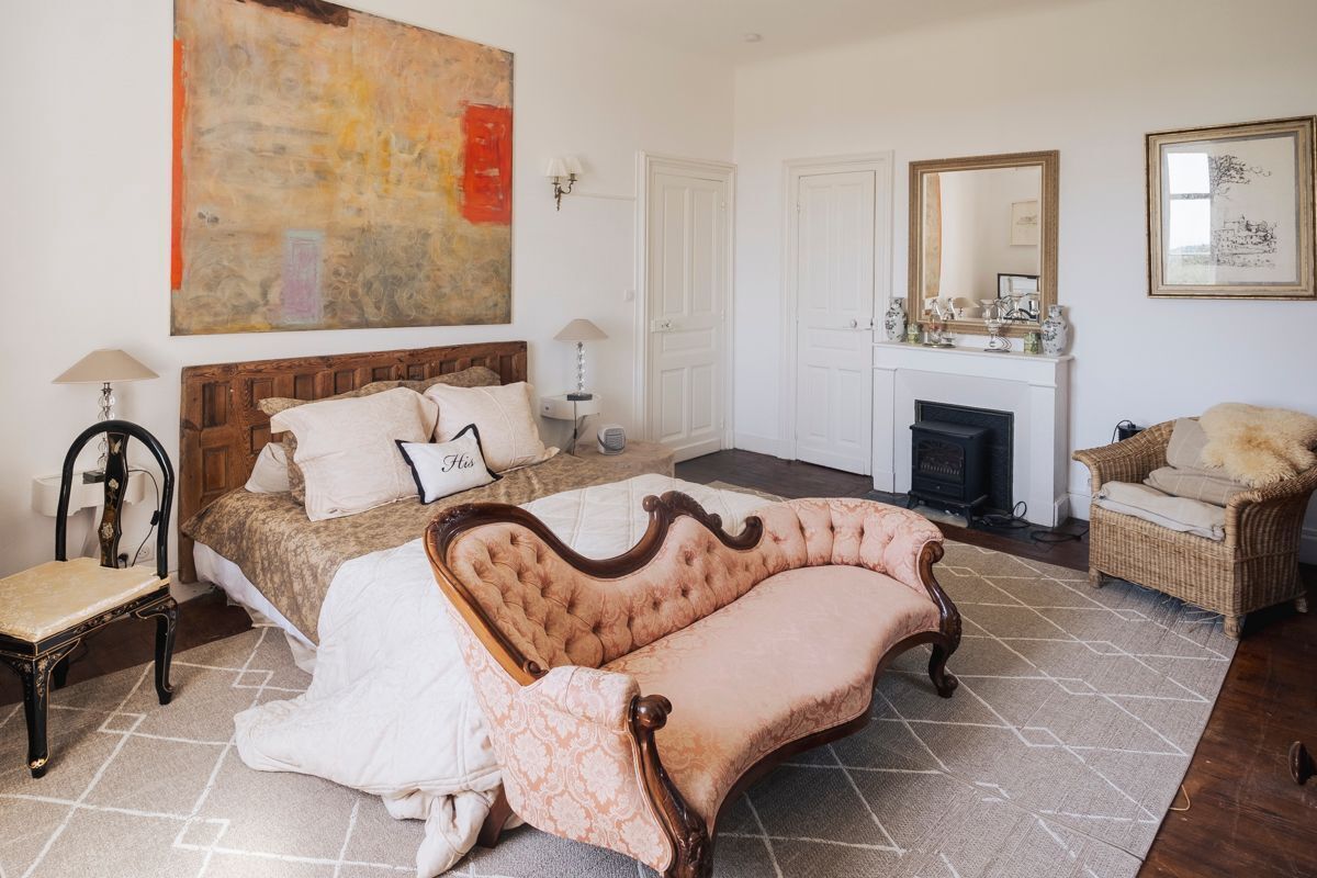 8 slaapkamers, een bureau, een strijkplank/strijkijzer, internet