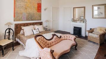 8 slaapkamers, een bureau, een strijkplank/strijkijzer, internet