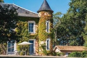 Exterior - Chateau Bellevue - Eight Bedroom Castle, Sleeps 16 (Sainte-Marie-de-Gosse)