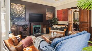 Een smart-tv en een dvd-speler