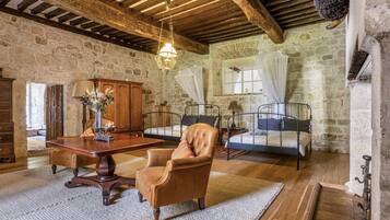 9 多间卧室、熨斗/熨衣板、上网接入、床单