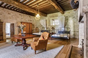 9 Schlafzimmer, Bügeleisen/Bügelbrett, Internetzugang, Bettwäsche