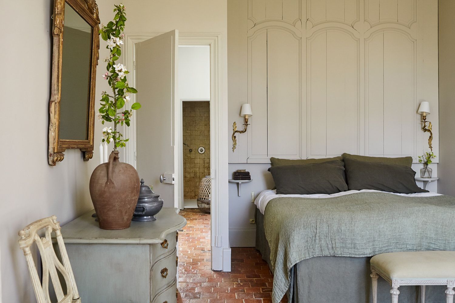 6 bedrooms, iron/ironing board, Internet, bed sheets