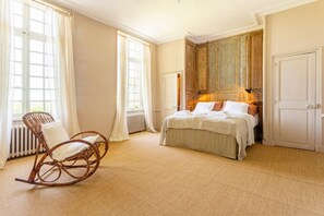 6 bedrooms, iron/ironing board, internet, bed sheets