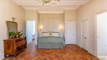 6 bedrooms, iron/ironing board, Internet, bed sheets