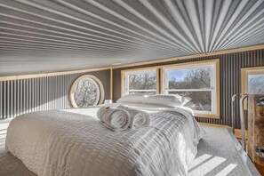 Silitysrauta/-lauta, vauvan matkasänky, Wi-Fi, vuodevaatteet