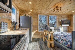 Jääkaappi, mikroaaltouuni, uuni, liesi