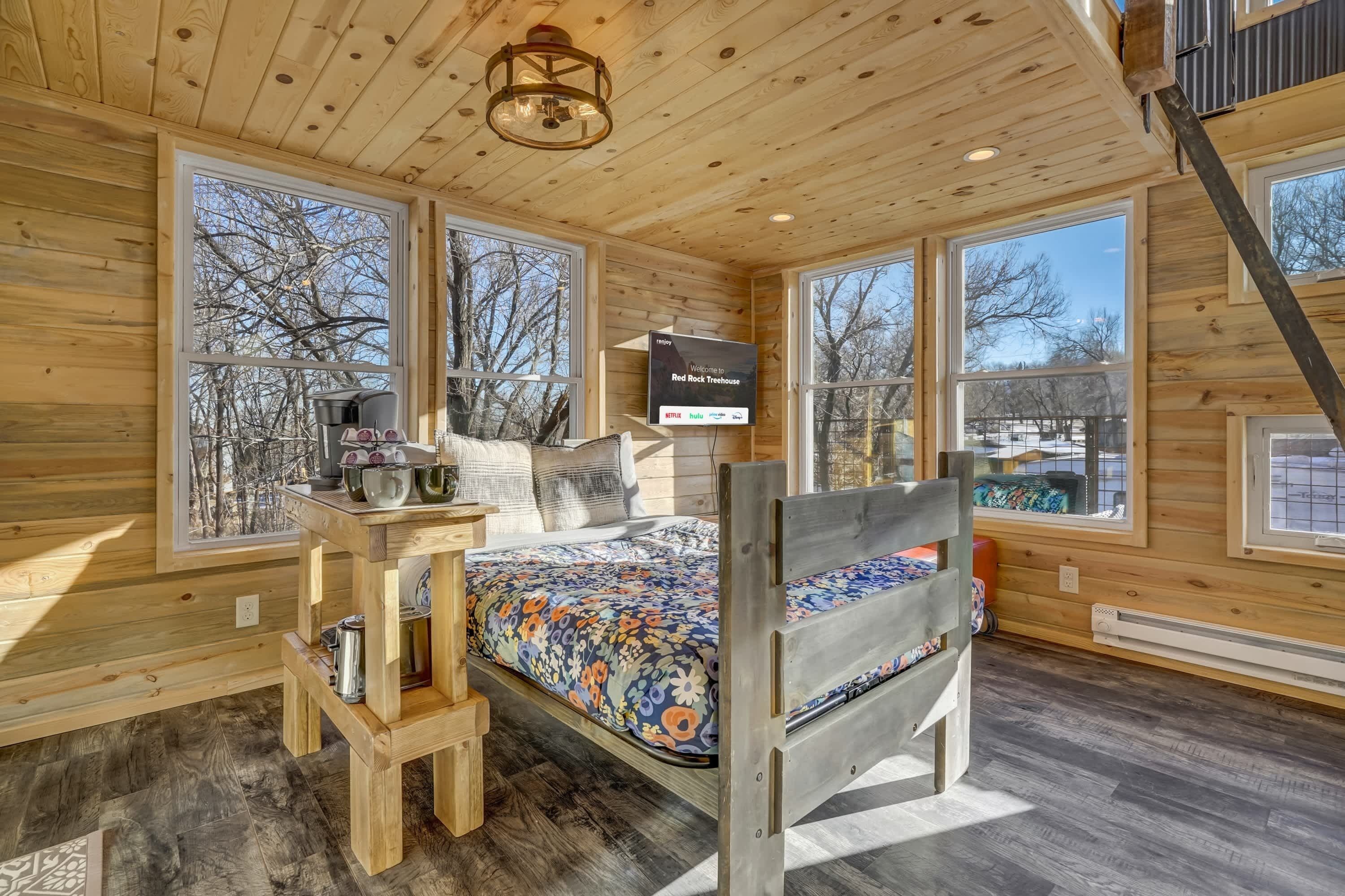 Een strijkplank/strijkijzer, reisbedje, wifi, beddengoed