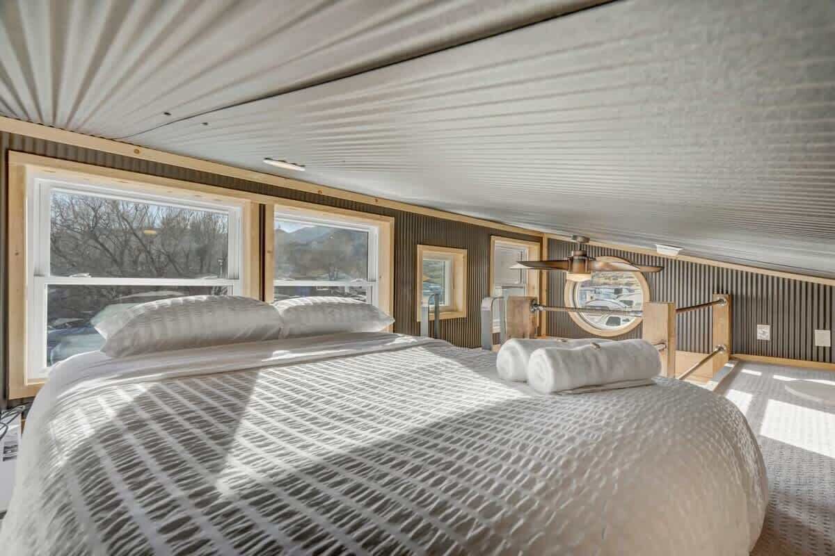 Tabla de planchar con plancha, cuna de viaje, wifi y ropa de cama 