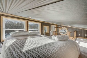 Tabla de planchar con plancha, cuna de viaje, wifi y ropa de cama 