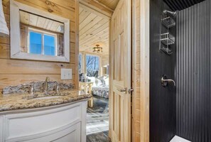 Regadera, secadora de cabello, toallas 