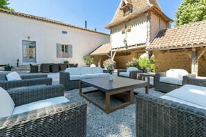 Terrace/patio - Manoir Campagnard - Seven Bedroom Villa, Sleeps 16 (Pinel-Hauterive)