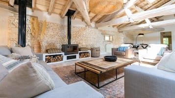 Smart TV, fireplace, ping pong