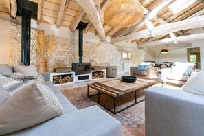 TV connectée, cheminée, table de tennis de table