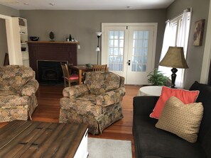 Smart-TV, Kamin, Bücher, Stereoanlage