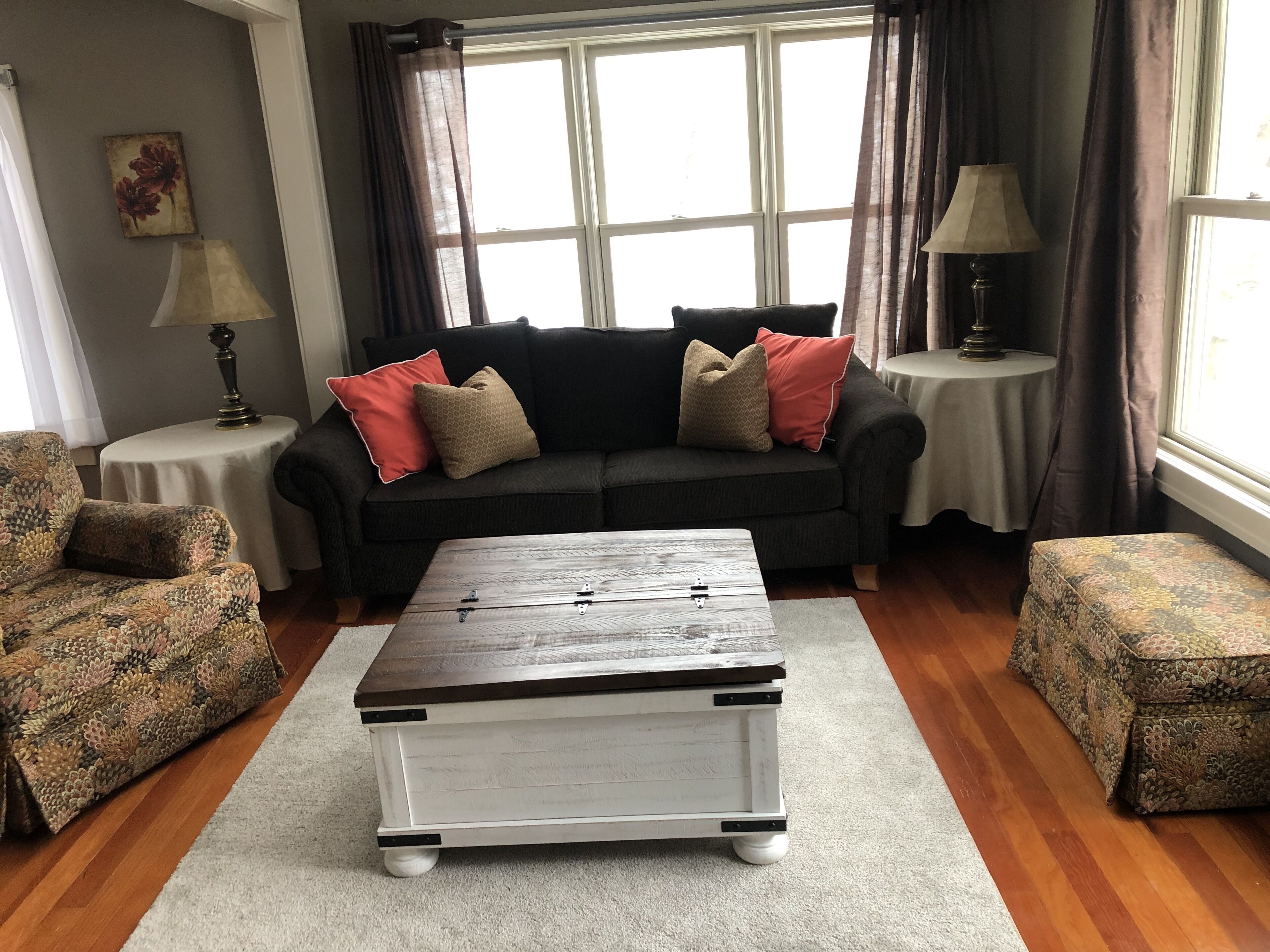 Smart TV, fireplace, books, stereo