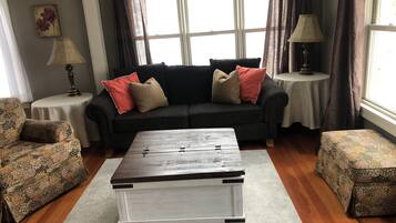 Smart TV, fireplace, books, stereo