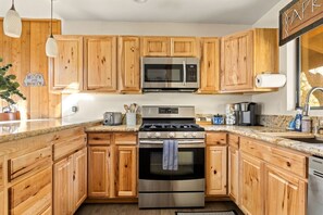 Køleskab, mikrobølgeovn, ovn, kogeplade