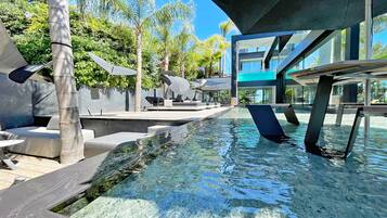 Een buitenzwembad en een verwarmd zwembad