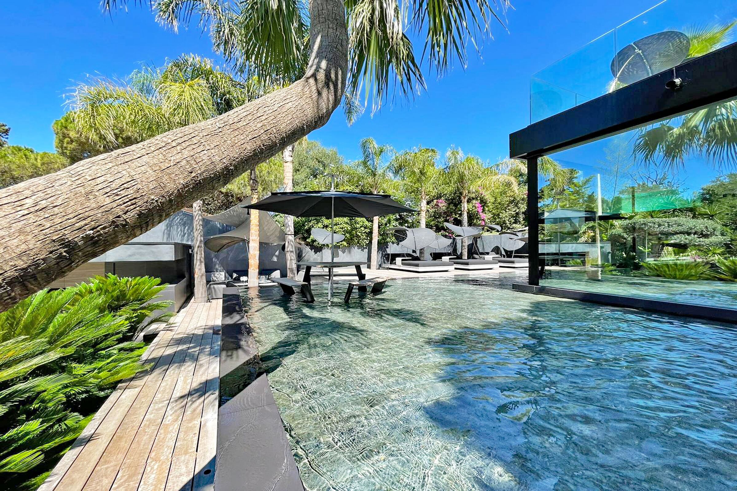 Piscina a l'aire lliure i piscina climatitzada 