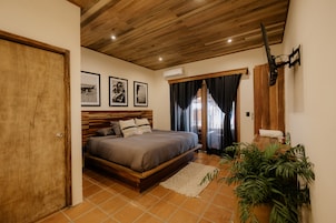 AREIA PARCIAL VIEW | Ropa de cama de alta calidad, minibar, caja fuerte y cortinas opacas