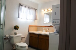 Haartrockner, Handtücher, Seife, Shampoo