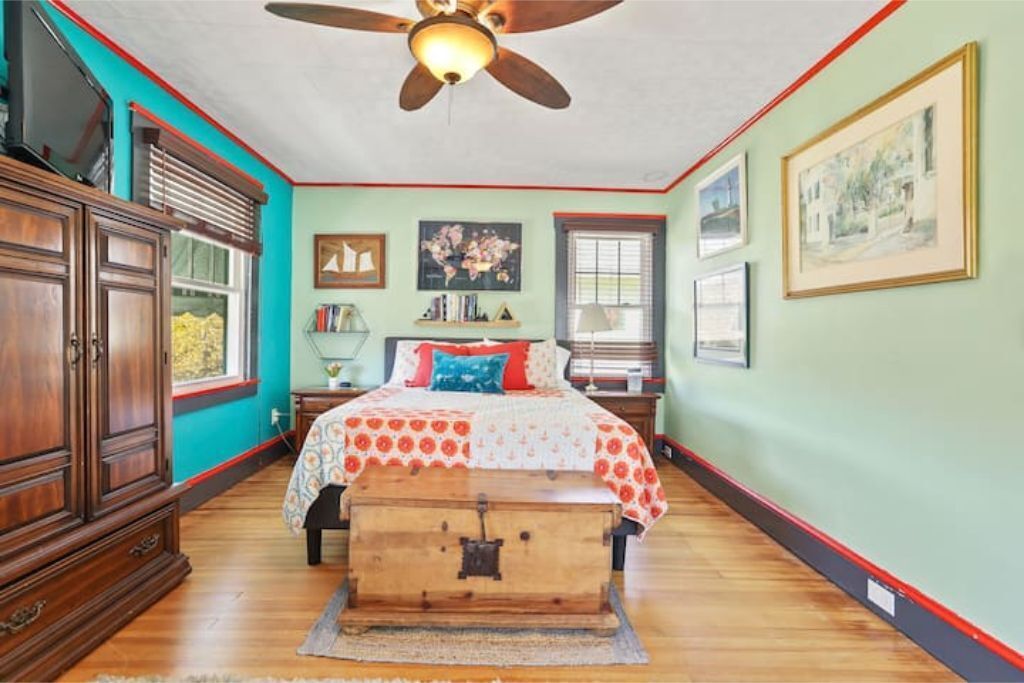 Cheerful 3 bedroom home with parking on premise