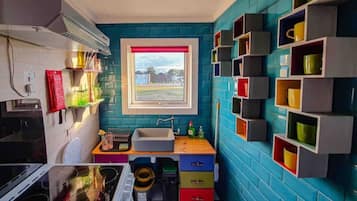 Fridge, oven, stovetop, electric kettle