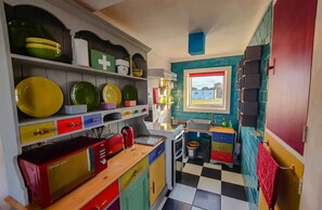 Fridge, oven, stovetop, electric kettle