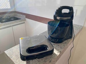 Geladeira, micro-ondas, cooktop, torradeira