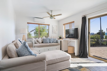 TV, fireplace. Oceanview Lodge by Peppy Beach Retreats® (5 Adults), Lodge