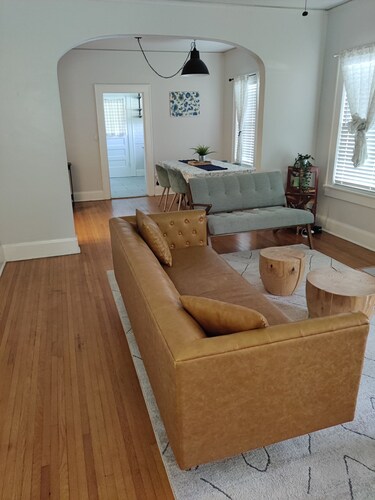 Mid Century Bungalow Minutes from Downtown