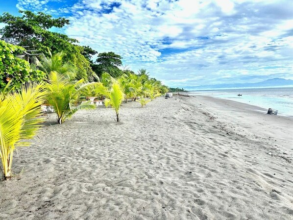 Di pantai dan rumah kecil pinggir pantai gratis