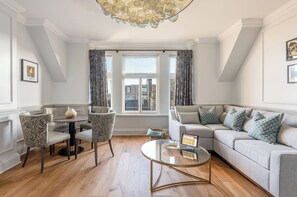 Firth of Forth Suite | Oppholdsområde | En 50-tommers smart-TV med digitale kanaler samt TV og iPad