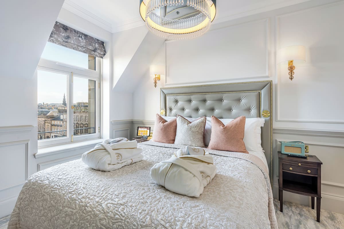 Tur Suite | 2 bedrooms, hypo-allergenic bedding, in-room safe, laptop workspace