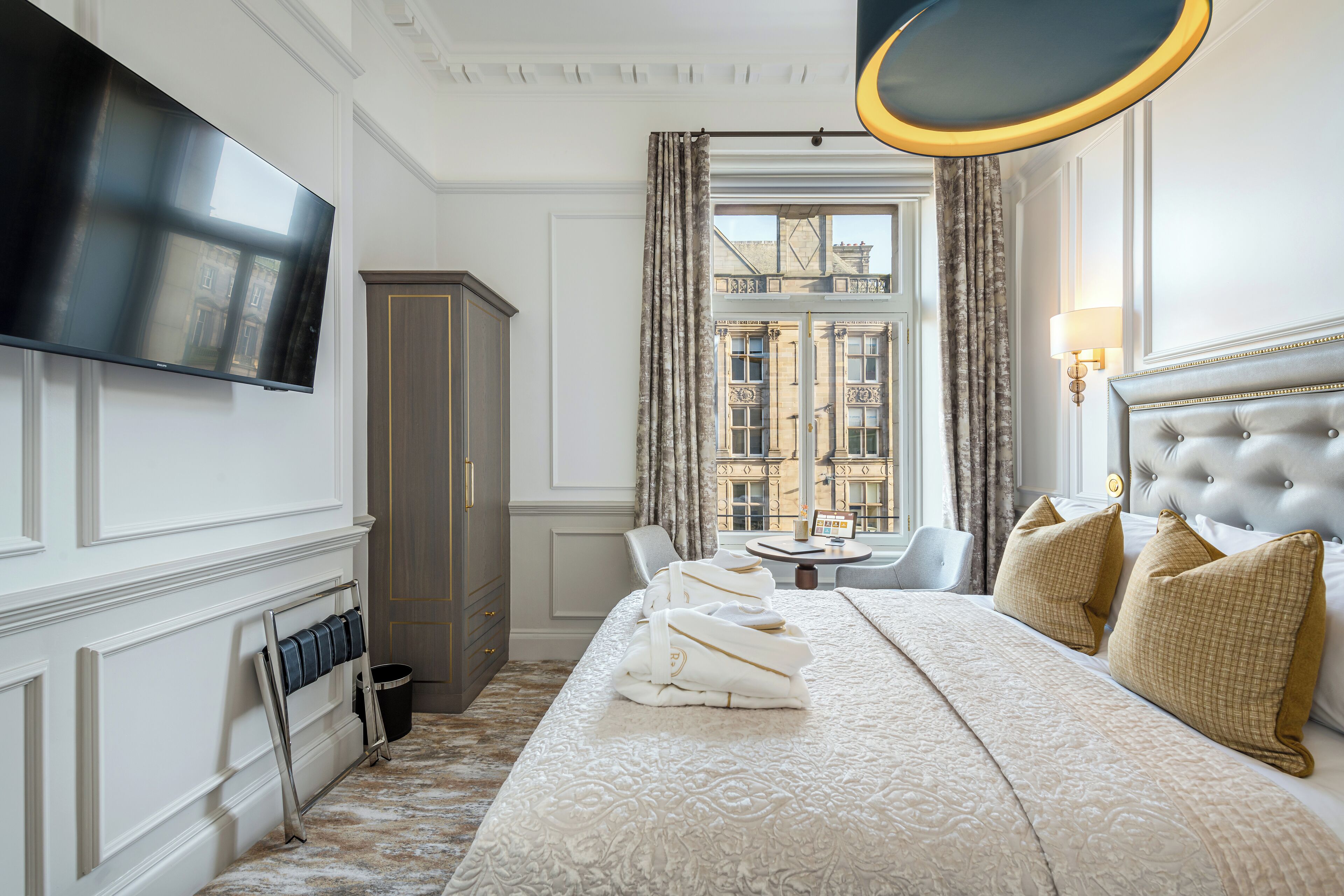 City Apartment | Hypo-allergenic bedding, in-room safe, laptop workspace