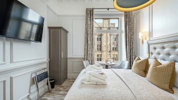 City Apartment | Hypo-allergenic bedding, in-room safe, laptop workspace