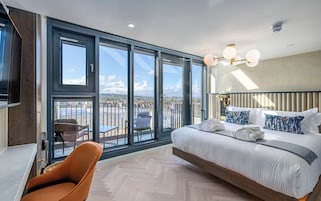 RÃŒGH Penthouse Suite | Hypo-allergenic bedding, in-room safe, laptop workspace, blackout drapes