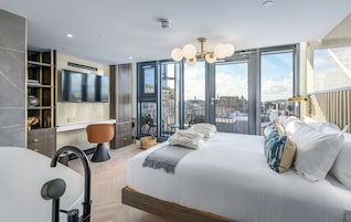 RÃŒGH Penthouse Suite | Hypo-allergenic bedding, in-room safe, laptop workspace, blackout drapes