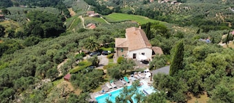Exclusive villa near Vinci in private grounds with amazing views and great pool