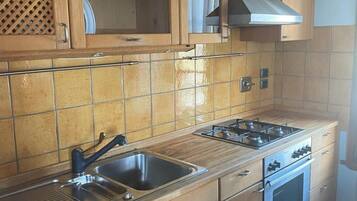 Frigorifero, forno, piano cottura, lavastoviglie