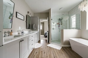 Shower, towels, soap, shampoo - Custom Home Under the Dome -- Walk to Campus! (South Bend)