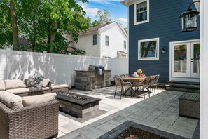 Outdoor dining - Custom Home Under the Dome -- Walk to Campus! (South Bend)