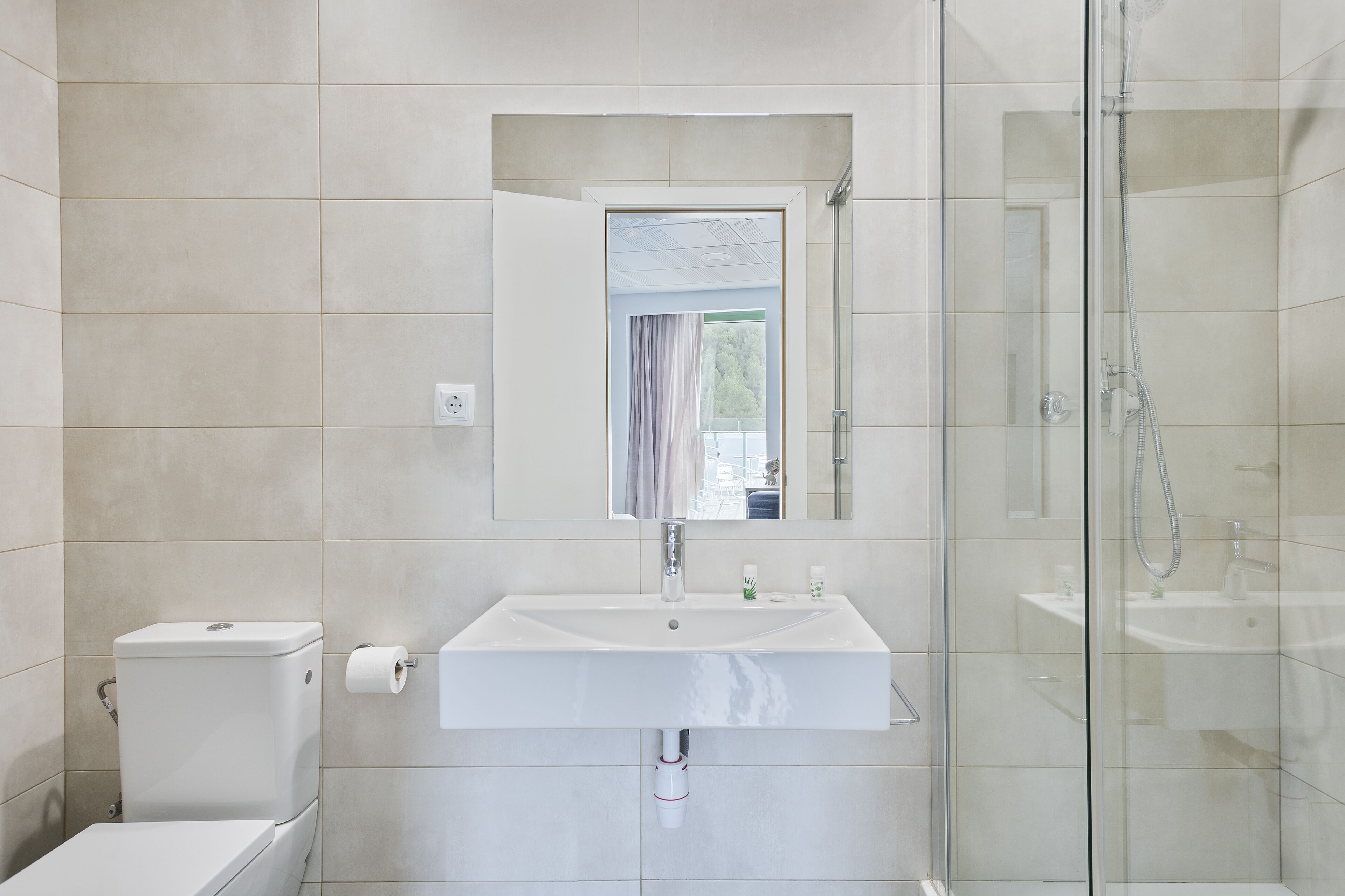 Studio | Bathroom | Free toiletries, hair dryer