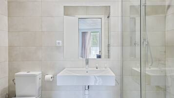 Studio | Bathroom | Free toiletries, hair dryer