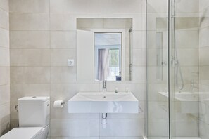 Studio | Bathroom | Free toiletries, hair dryer - Les Begues Apartments (Begues)