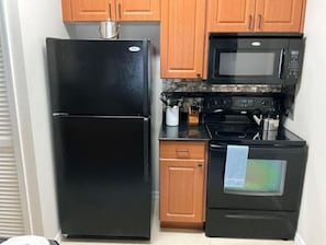 Geladeira, micro-ondas, cooktop